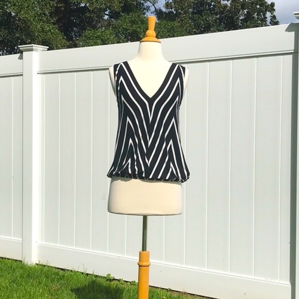 NWOT Max Studio Black and Cream Striped V Neck Elastic Waistband Top Size Medium